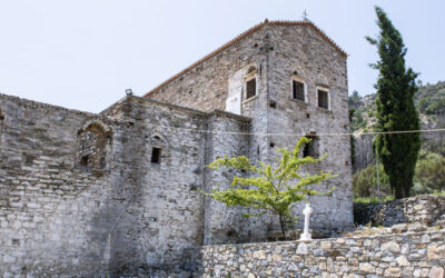 Panagia Vrontiani Manastırı ve Üzüm Hasat Makinesi