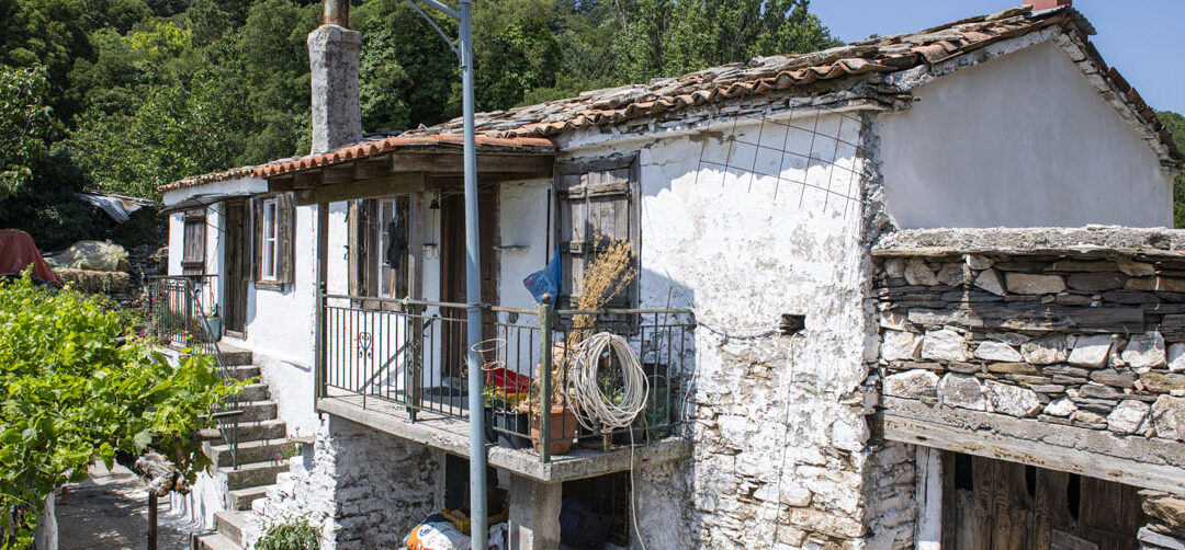 Cabane de Kioulafas et pressoir privé (pressoir et maies) à l’intérieur